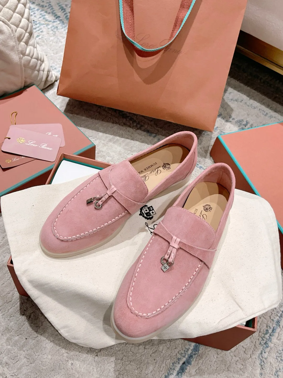 Factory price: 520💰4050 new color. Original purchase, 1⃣️: 1⃣️ folded and developed, Loro Piana professional model to try on feet, quality purchase level, flash sale of common products on the market, welcome to compare, original packaging. Fabric: Imported from Italy🐑High mercerized shearling, Lining: Hand-sewn mark thread in water-dyed cowhide imported from Italy🧵, high-end and elegant. Comfortable on the feet. Size: Women's 35-42 (41, 42) customized, non-returnable, men's 38-45 (46, 47, 48) customized, non-refundable. Fashionable boutiques that you can’t miss, a must-have item